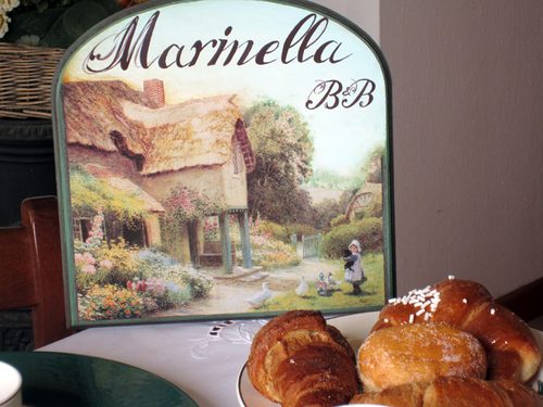 Brioche e tavolo della colazione