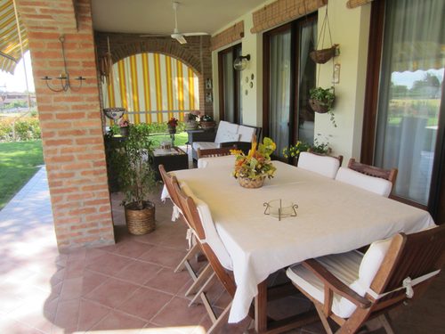 La veranda con la tavola apparecchiata