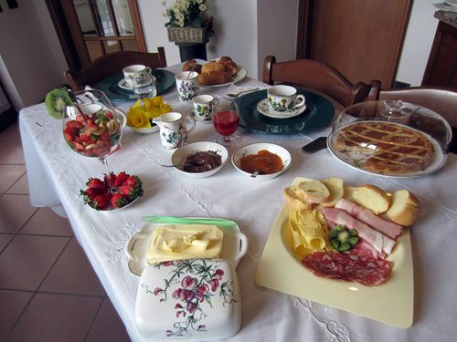 Colazione con affettati, formaggi e frutta