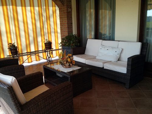 Veranda con divani e tende gialle