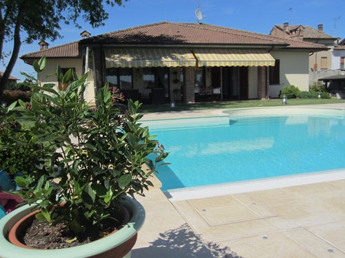 La casa vista dal giardino con la piscina
