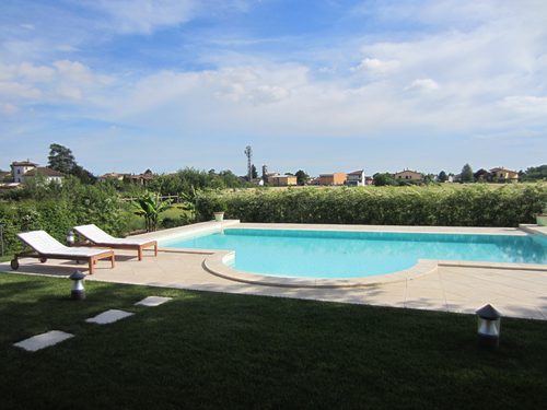 La piscina con i lettini