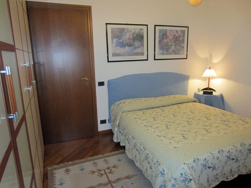 Camera Luna con letto e testiera azzurra