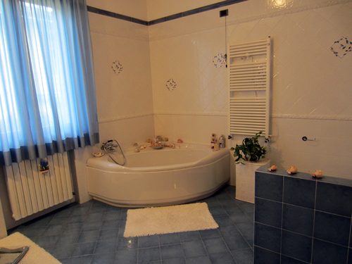 Bagno con vasca angolare